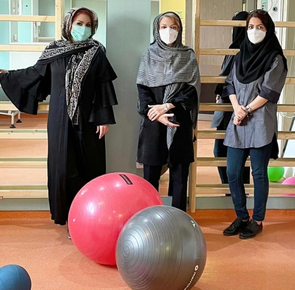 اسکولیوز - انحراف جانبی ستون فقرات (Scoliosis) 3 درمانگران مجرب در مرکز فوق تخصصی ستون فقرات یاس