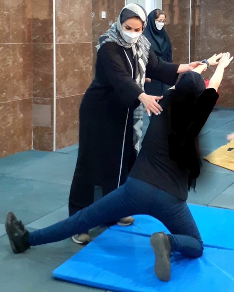 اسکولیوز - انحراف جانبی ستون فقرات (Scoliosis) 4 درمانگران مجرب در مرکز فوق تخصصی ستون فقرات یاس